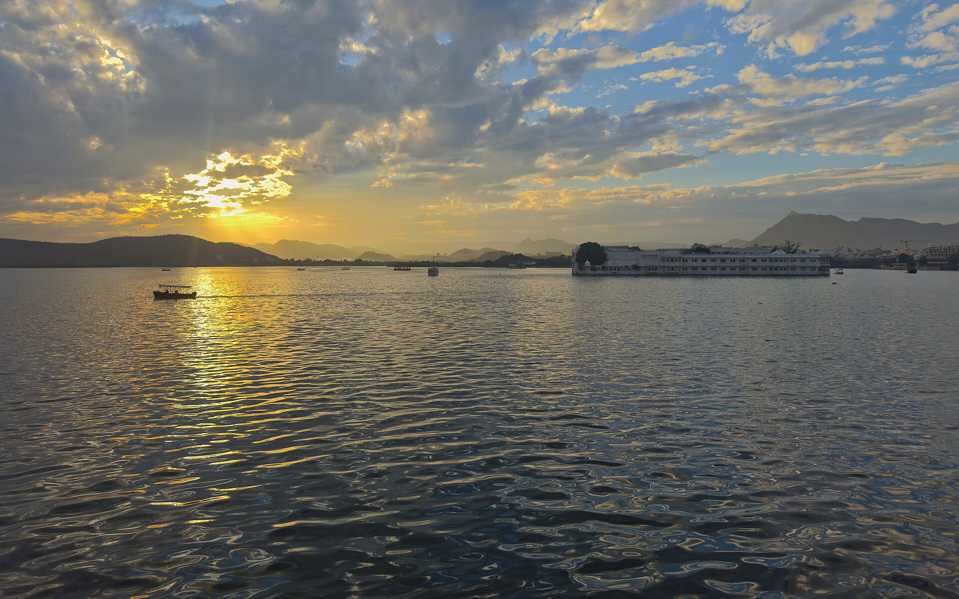 Lake Pichola at sunset, Udaipur, Rajasthan, India