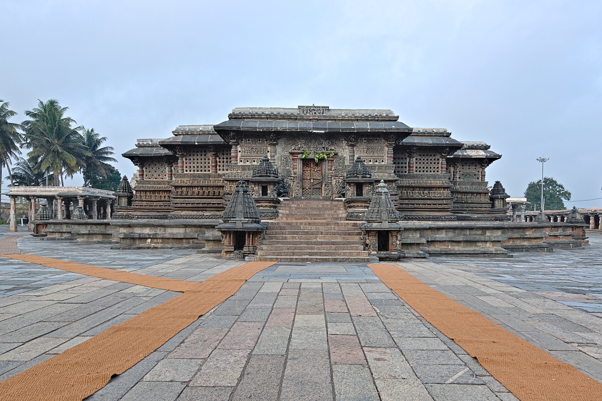 Main (East) entrance to Cheenakesava temple, Belur 01